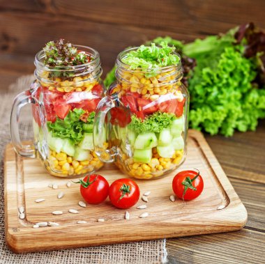 Sebze salatası, domates, salatalık ve Mısır. 