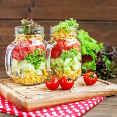 Sebze salatası, domates, salatalık ve Mısır ve marul. 