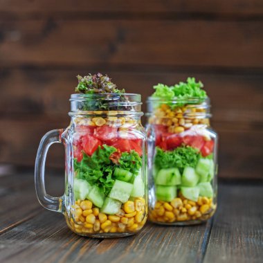 Sebze salatası kavanozların içinde piknik için. Sağlıklı gıda, diyet, 