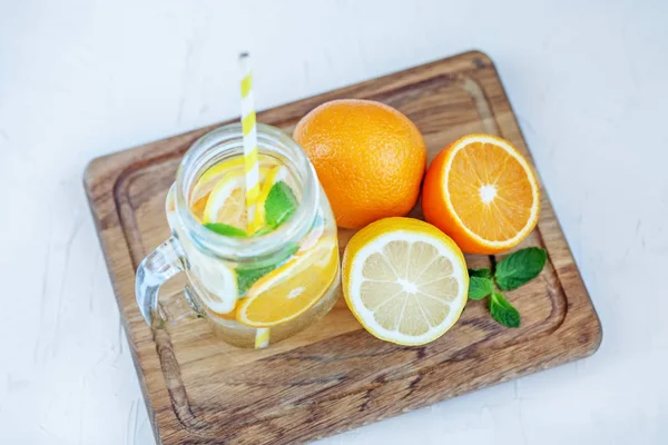 Cóctel refrescante de frutas con limón, naranja y menta. Tarro de vidrio —  Fotos de Stock