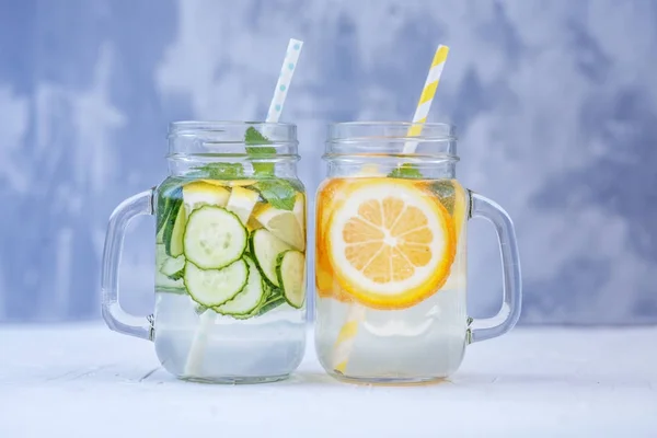 Air detox lezat dengan mentimun, lemon dan mint. Limun — Stok Foto