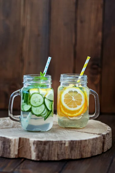 Limonata limon, salatalık, turuncu ve nane. Suyu Detoks.