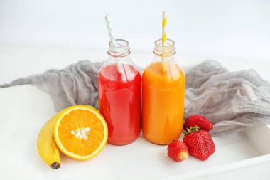 Şişe suyu ve meyve. Cam şişe. Beyaz arka plan. 