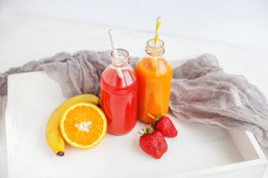 Portakal, muz ve çilek meyve suyu. 