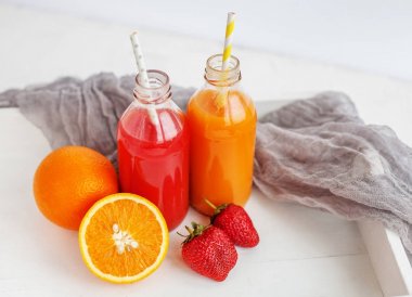 Portakal, muz ve çilek meyve suyu. 
