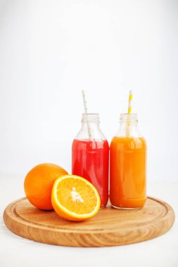 Suyunu karıştırın. Cam şişe. Beyaz arka plan. 