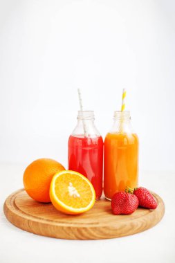  Portakal ve çilek meyve suyu. Beyaz adam.