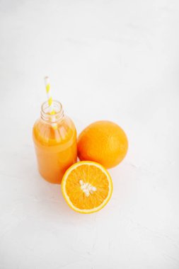 Portakal suyu bir şişe. Beyaz arka plan. 