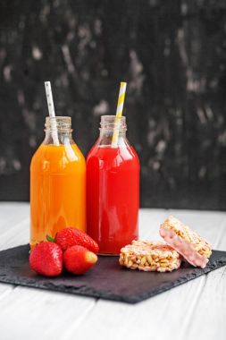 Turuncu ve çilek suyu. Tatlı pirinç. Tatlı. 