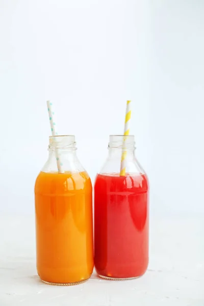 Utsökt juice till frukost. Kost. Jordgubb och apelsin juice — Stockfoto