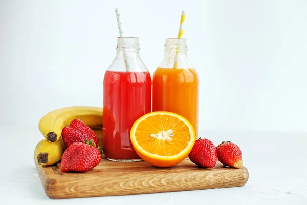 Bottled juice and fruit. The concept of beverages, health food — Stock Photo, Image