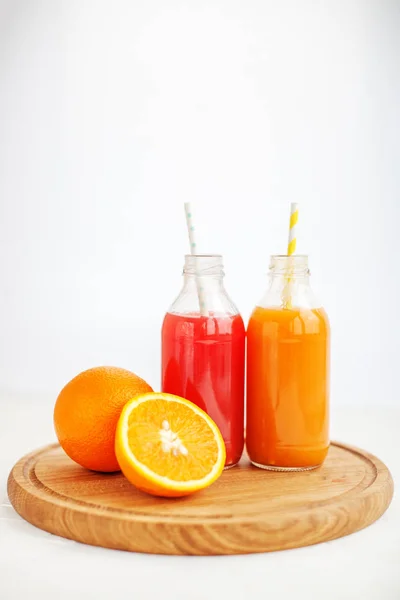 Blanda juice. Glasflaska. Vit bakgrund. — Stockfoto