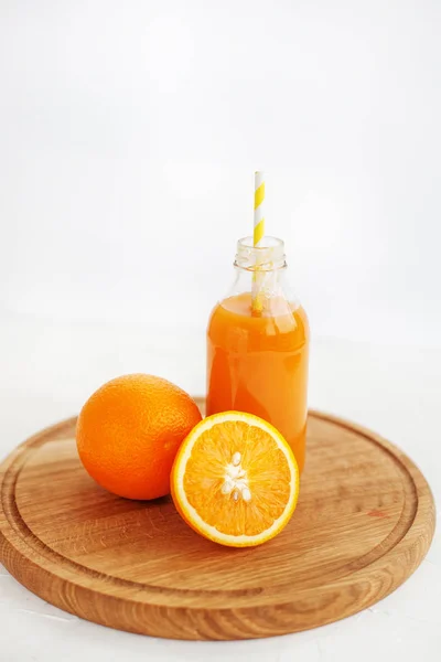 Jugo de naranja y naranjas frescas. El concepto de bebidas — Foto de Stock