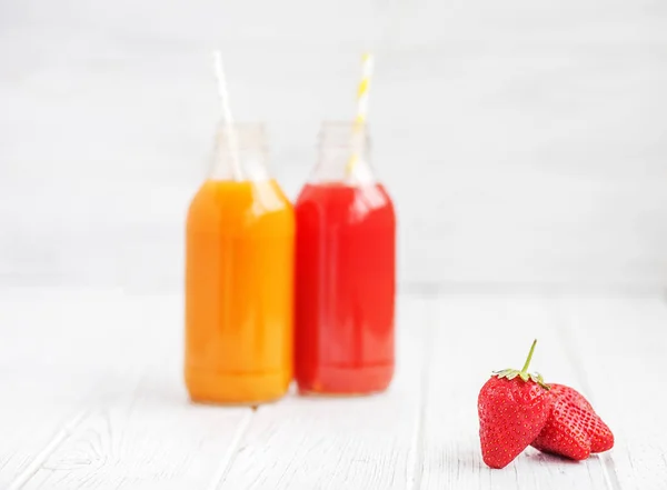 Delicious juices. Fresh strawberries. Diet. — Stock Photo, Image