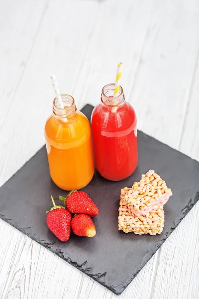 Deliciosos sucos de morango e sobremesa . — Fotografia de Stock