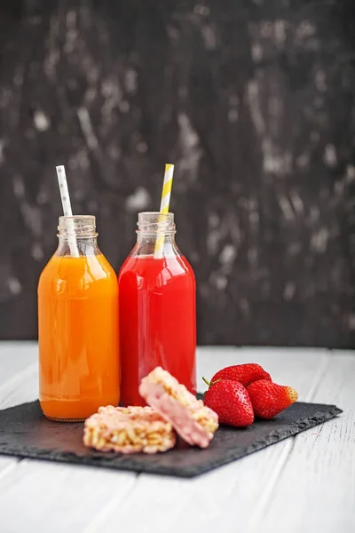 Fruit juices. Strawberries and dessert. The concept of beverages — Stock Photo, Image