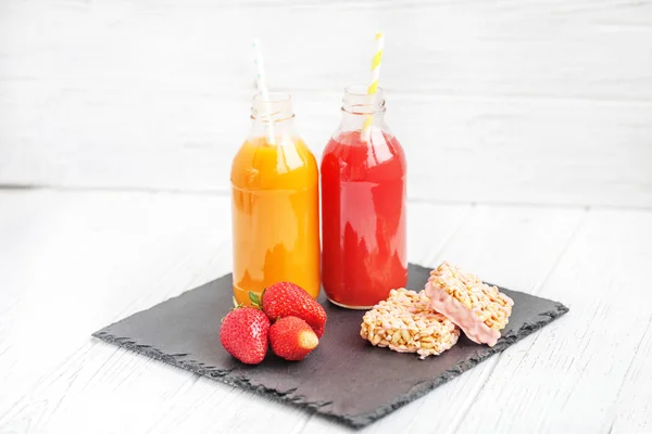 Fruit juices in glass. Strawberries and dessert. — Stock Photo, Image