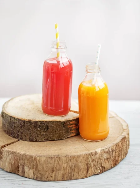 Zumo de naranja y jugo de fresa en el vaso. Dieta . — Foto de Stock