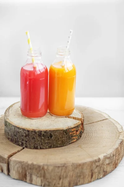 Orange juice and strawberry juice. Diet. The concept of beverage — Stock Photo, Image