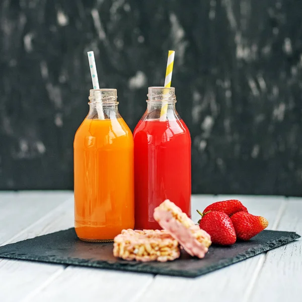 Fruit juices for children. Strawberries and dessert. — Stock Photo, Image