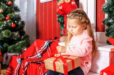 Çocuk hediye açılır. Kavram yeni yıl, mutlu Noeller