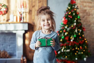 Bir hediye ile mutlu gülümseyen bebek. Noel kavramı