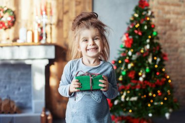 Bir hediye ile mutlu gülen çocuk. Noel kavramı