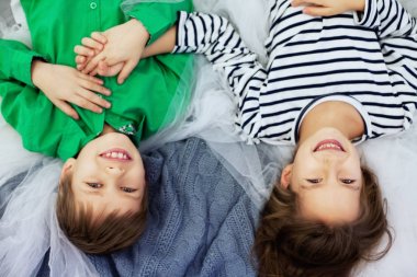 Küçük arkadaş, erkek ve kız yalan ve gülmek. Aşk kavramı 