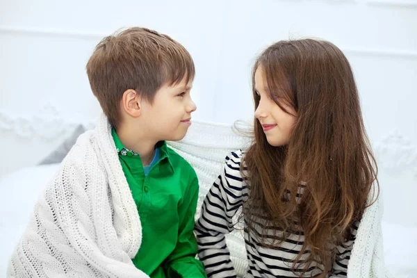 Kis meg, a fiú és a lány beszélni. Szeretet fogalma — Stock Fotó