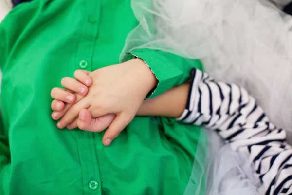 Ręka Rękę Dzieci — Zdjęcie stockowe