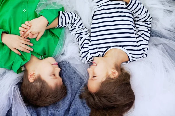 Маленькие дети, лежащие в постели концепция любви и День Святого Валентина . — стоковое фото