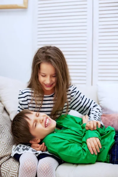 The little girl plays with a boy. The concept of love — Stock Photo, Image