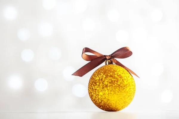노란색 공을 축제 배경. 크리스마스의 개념 — 스톡 사진