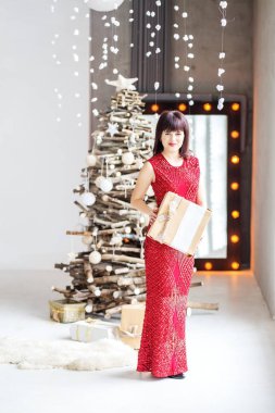 Noel için kırmızı bir elbise genç güzel esmer