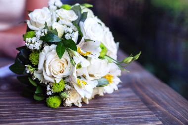 Düğün buketi ahşap masa. Kavram arka plan.