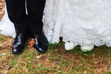 Gelinler Parkta yürümek. Evlilik ve aşk kavramı.