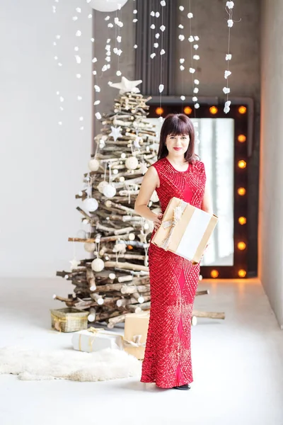 Noel için kırmızı bir elbise genç güzel esmer