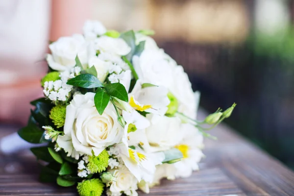 Bouquet de mariage de roses blanches. Contexte conceptuel . — Photo