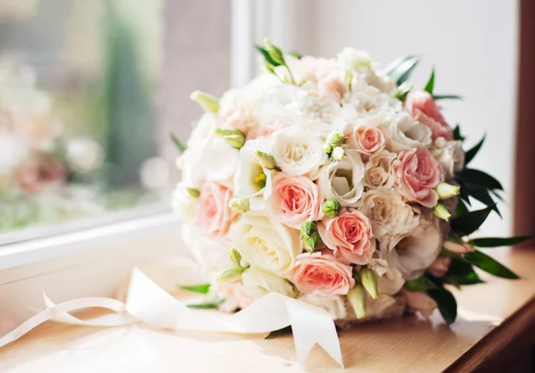 Bouquet sur le rebord de la fenêtre. Le concept de mariage et d'amour . — Photo