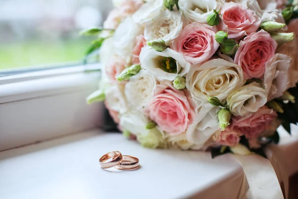 Bouquet de mariage et anneaux. Le concept de mariage et d'amour . — Photo