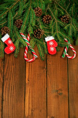 Köknar ve koniler ve şeker ile ahşap arka plan. Eldiven 