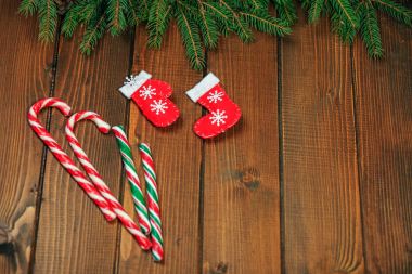 Eldiven ve çorap. Ahşap arka plan üzerinde tatlılar. 