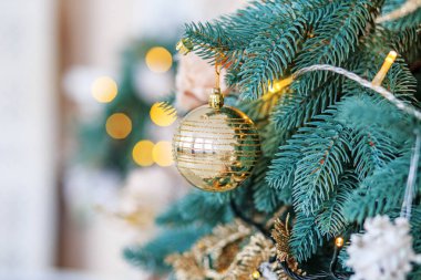 Altın Top Noel ağacı. Işıklar kavramı arka plan