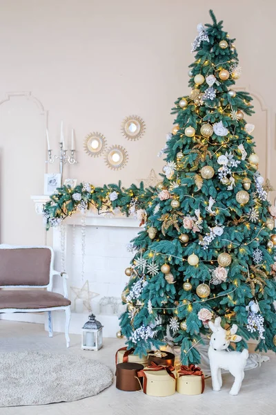 Sala de estar con árbol de Navidad y chimenea y regalos . — Foto de Stock