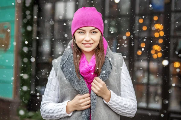 Счастливая женщина ходит по городу зимой. Розовая шляпа — стоковое фото
