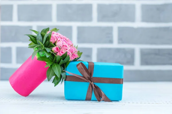 Blumen und ein Geschenk. Das Konzept ist ein Feiertag, ein Valentinstag, — Stockfoto