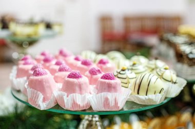 Pembe sır ve beyaz bir cam tepsi üzerinde çikolata hassas kek