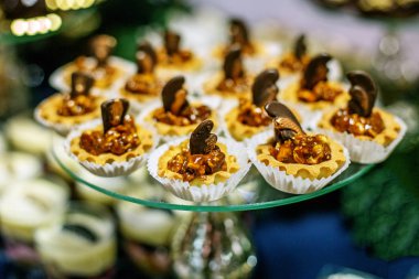 Bir cam tepsi lezzetli çikolatalı ceviz. Kavram gıda