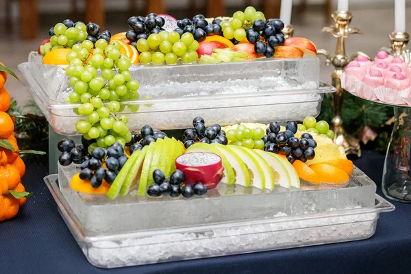 Muitos frutos úteis de uvas, maçãs, uvas, laranjas . — Fotografia de Stock