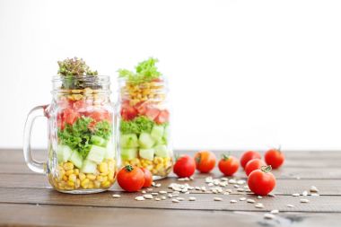 Sebze salatası bir cam kavanoza. Sağlıklı gıda, beslenme, detoks,